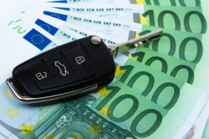 Bei der Gebrauchtwagen Finanzierung müssen sich Autokäufer entscheiden zwischen einer bequemen Finanzierung beim Händler oder einem externen Kredit, mit dem man dann bei der KFZ-Niederlassung als Barzahler eventuell Rabatte heraushandeln kann