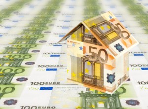 Immobilienkredite weisen im Normalfall deutlich günstigere Zinsen auf als nicht zweckgebundene Ratenkredite, da die Immobilie als Kreditsicherheit das Kreditausfallrisiko der Bank senkt Immobilienkredite weisen im Normalfall deutlich günstigere Zinsen auf als nicht zweckgebundene Ratenkredite, da die Immobilie als Kreditsicherheit das Kreditausfallrisiko der Bank senkt