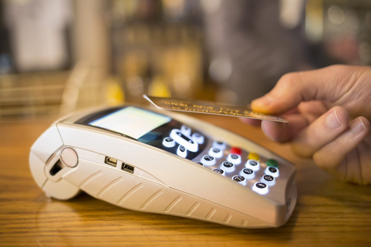 Kostenlose Kreditkarten für Studenten | Kontaktlos mit Kreditkarte im Laden zahlen (© ldprod / Fotolia)